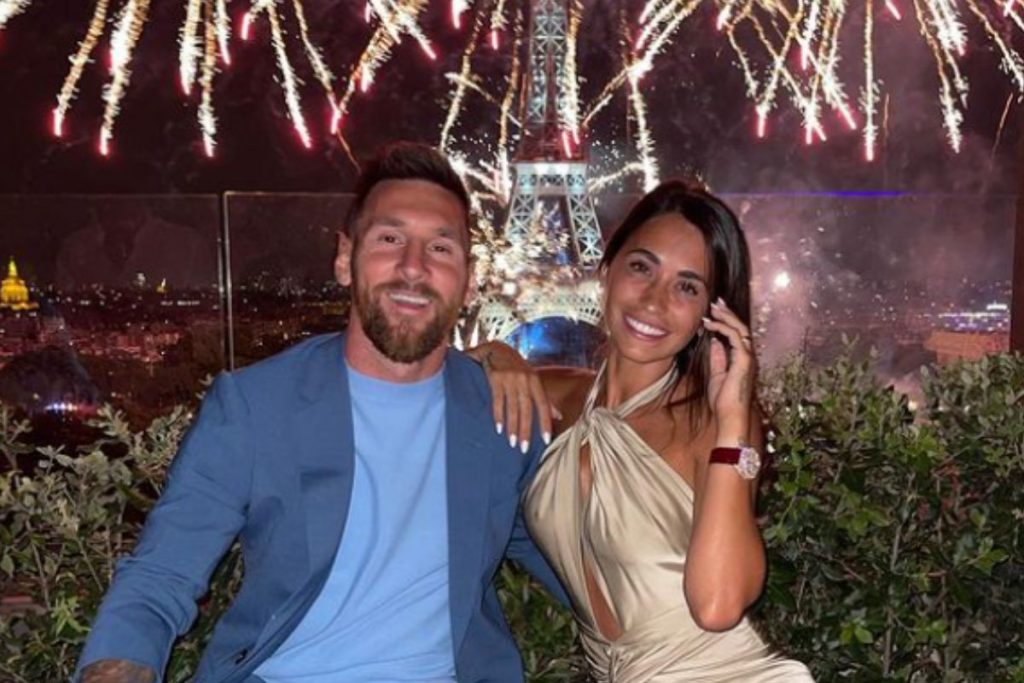 Lionel Messi e sua esposa, Antonella, em frente a Torre Eifel, em Paris