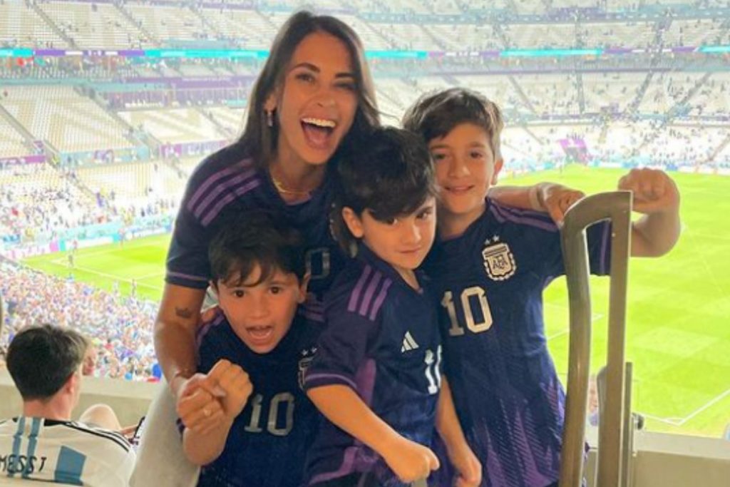 Antonella, esposa de Lionel Messi, com os filhos