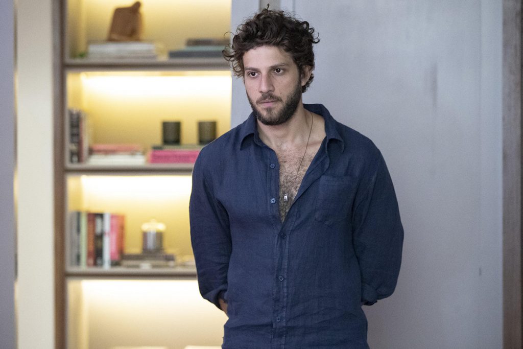 Ari (Chay Suede) em Travessia