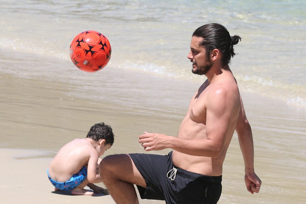 Bruno Gissoni praticou esporte na praia