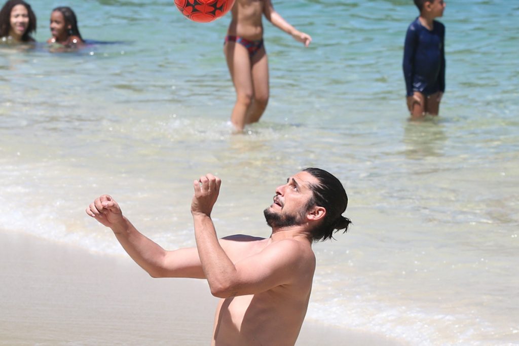 Bruno Gissoni se divertiu jogando altinha na praia