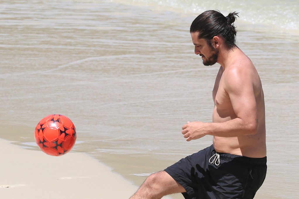 O artista não pareceu se importar com a presença dos fotógrafos