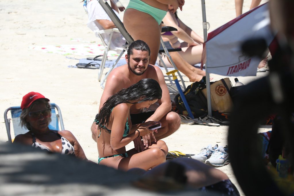 Bruno Gissoni curtiu um dia de praia ao lado da esposa Yanna Lavigne