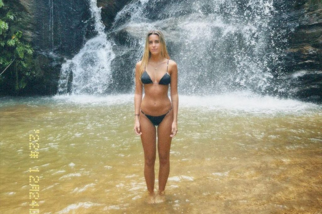 Ana Morais de biquíni na cachoeira