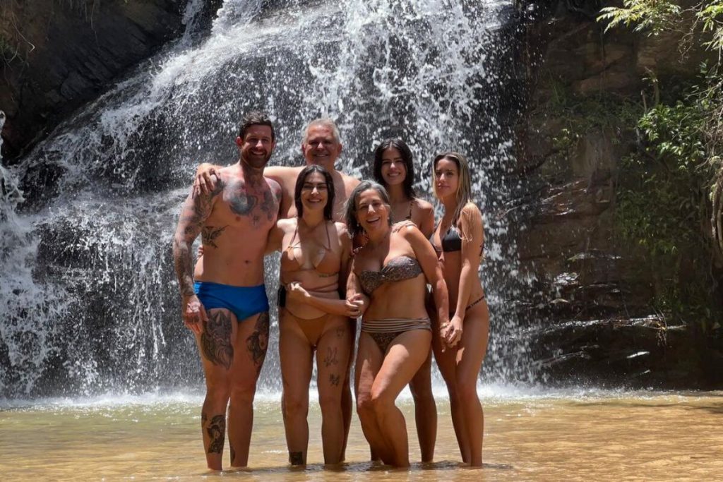 Leandro, Orlando Morais, Gloria Pires, Antonia, Cleo e Ana na cachoeira