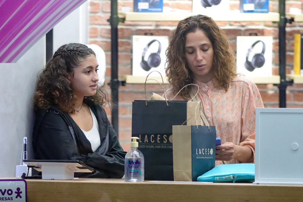 Camila Pitanga com a filha Antônia em shopping