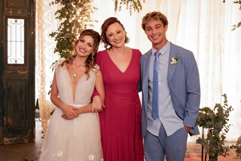 Rico (André Luiz Frambach) , Lou (Vitória Bohn) e Olívia(Paula Braun) durante casamento em Cara e Coragem
