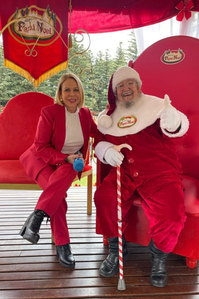 Claudete Troiano com Papai Noel em Gramado