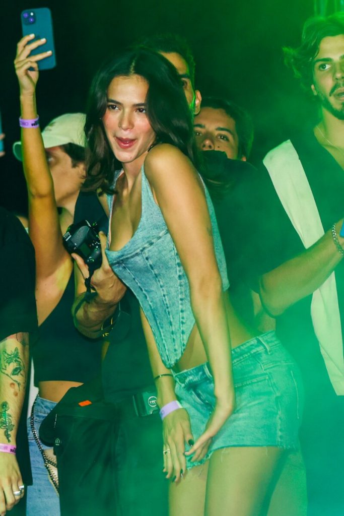 Bruna Marquezine de saia jeans cropped jeans, barrida e fora