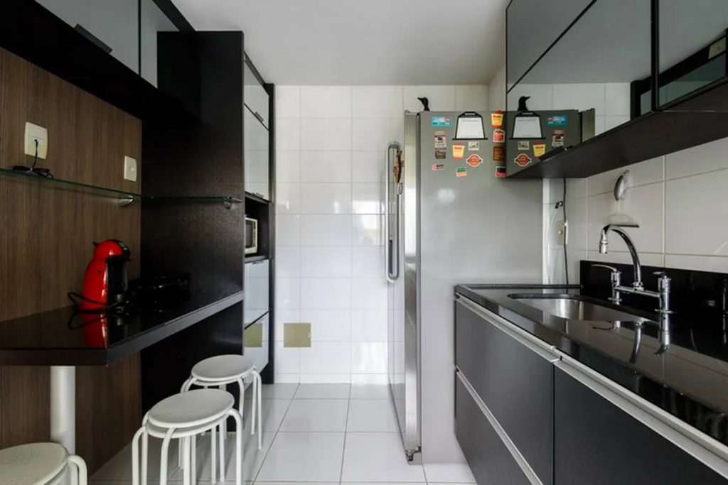 A cozinha do apartamento também é bastante ampla