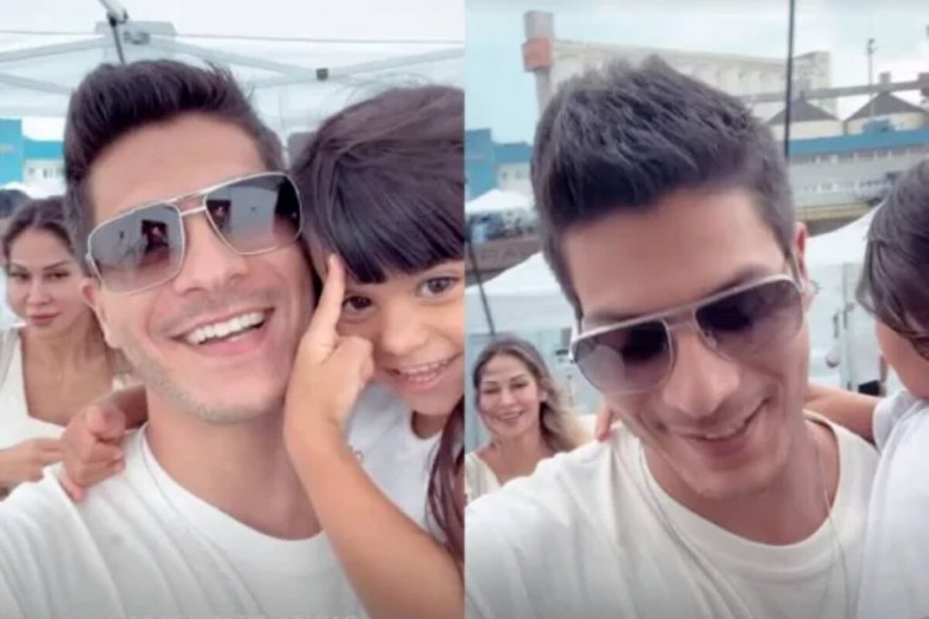 Arthur Aguiar com Sophia no colo e Maira Cardi atrás dele, todos de branco