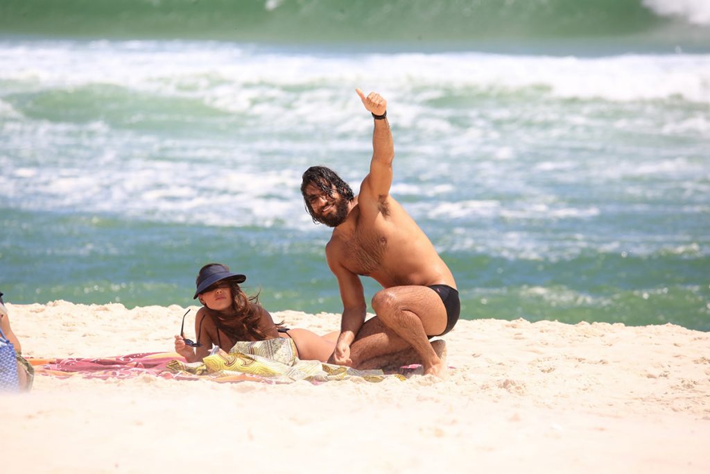 Hugo Moura fez questão de acenar para os fotógrafos