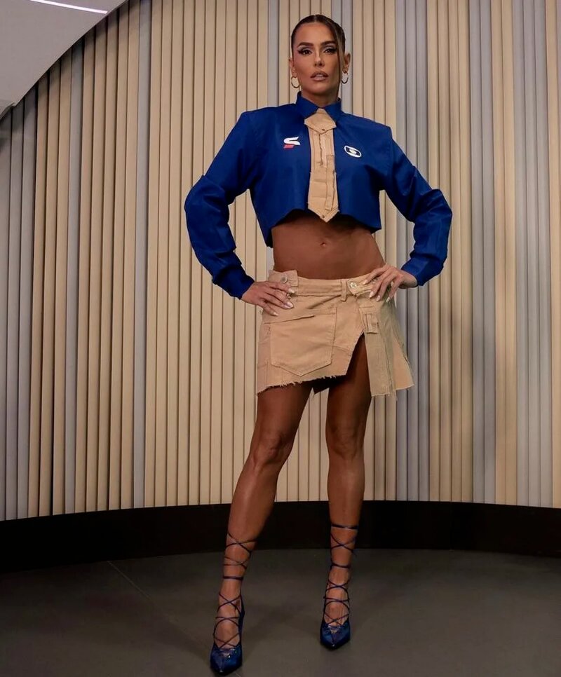 Deborah Secco com look estilizado na Central da Copa