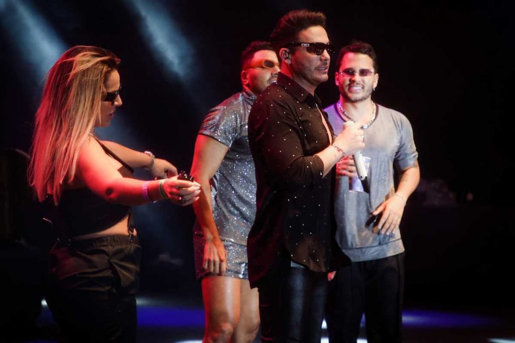 Deolane Bezerra, Tirullipa e Lucas Guimarães no palco em show de Wesley Safadão