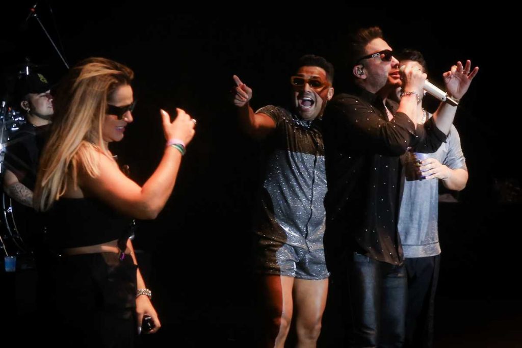 Deolane Bezerra, Tirullipa e Lucas Guimarães no palco em show de Wesley Safadão