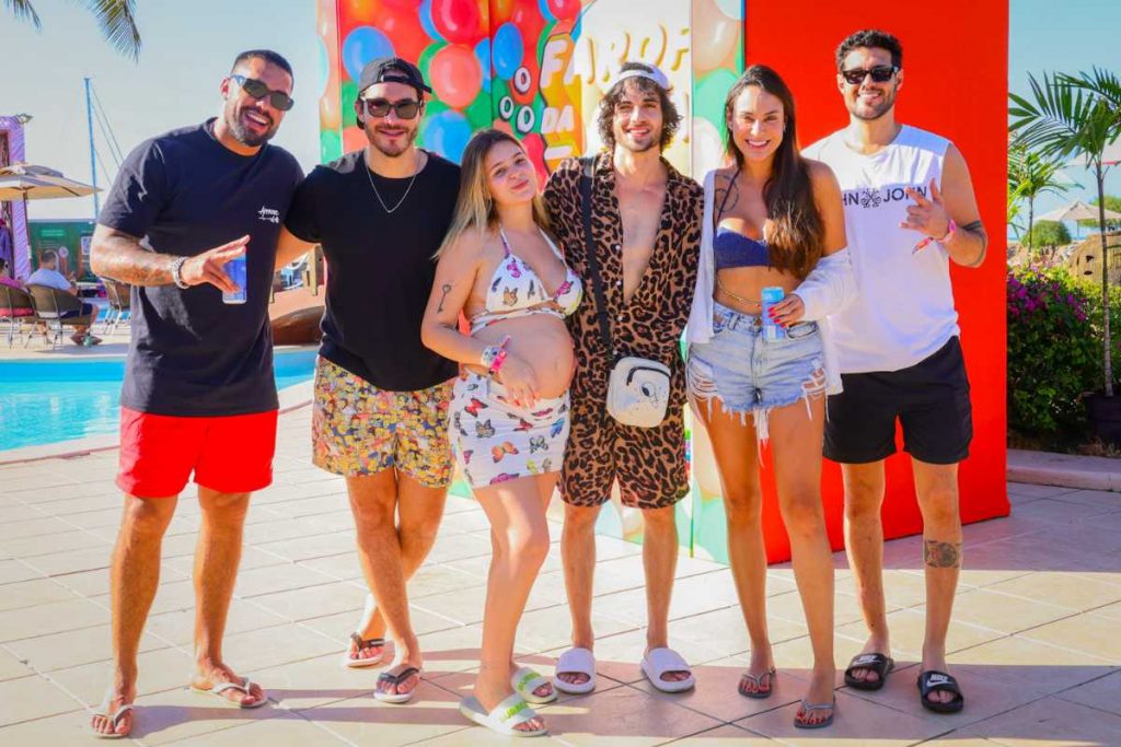 Bil Araújo, Eliezer, Viih Tube, Fiuk, Sarah Andrade e Rodrigo Mussi curtindo piscina no ultimo dia de farofa da gkay