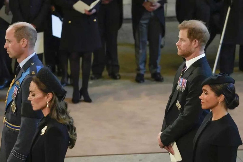 Príncipe William, Kate Middleton, Príncipe Harry e Meghan Markle durante o cortejo fúnebre da Rainha Elizabeth II