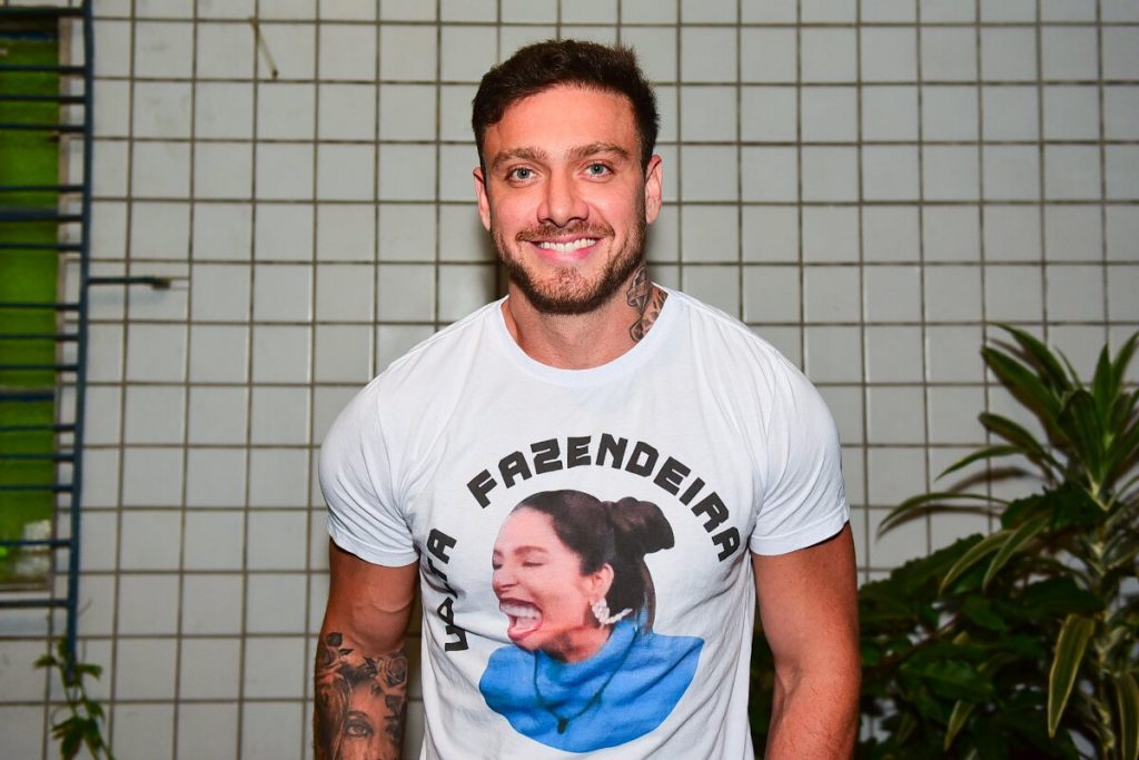 Vini Buttel com a camisa que fez para zoar Kerline 