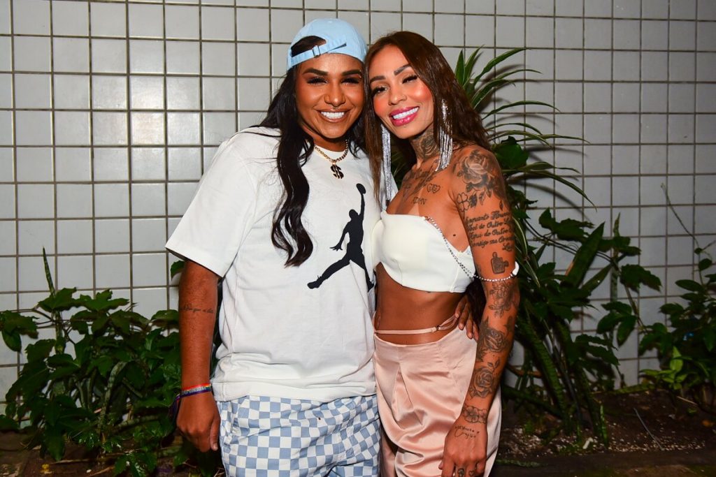 MC Danny e a namorada abraçadas