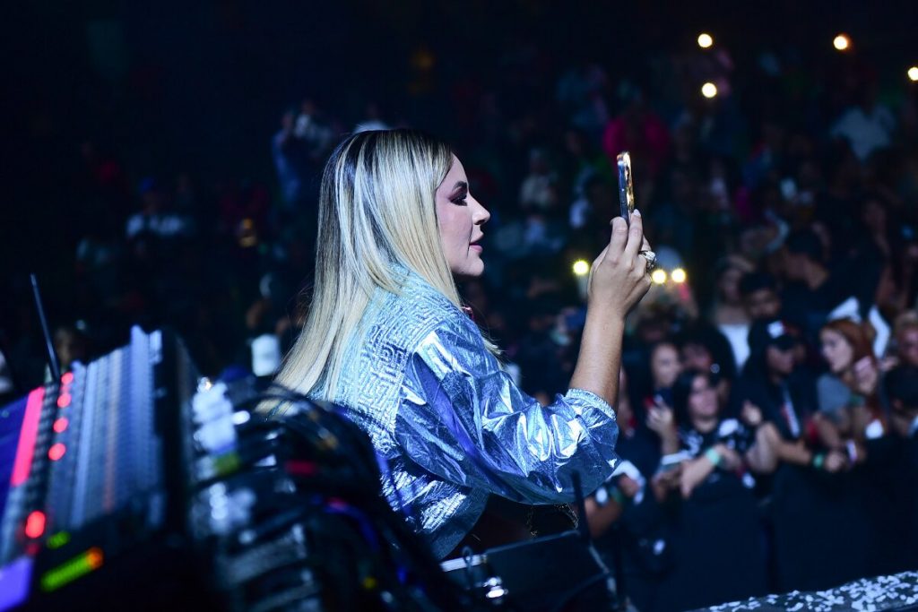 Deolane filmando os fãs 