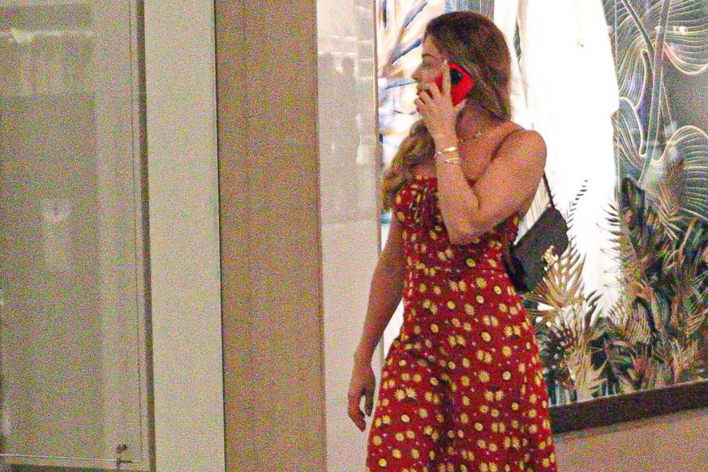 Grazi Massafera fazendo compras de Ano Novo no Shopping