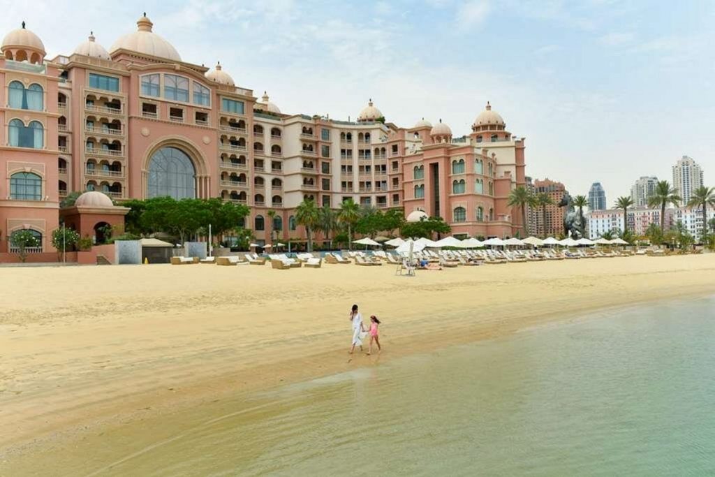 Fachada do hotel à beira mar