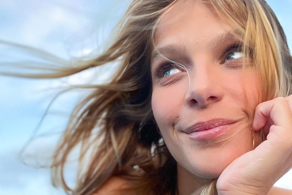 Isabella Santoni posa de biquíni e