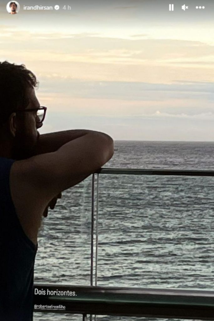 Post feito por Irandhir Santos, mostrando o marido olhando o mar