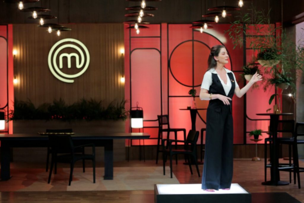 Ana Paula Padrão de macacão preto e camisa branca