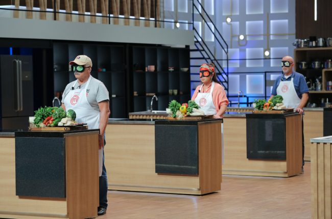 Participantes nas respectivas bancadas, de avental e olhos vendados