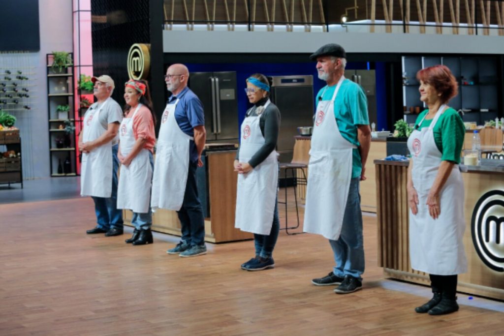 Seis participantes perfilados, com avental