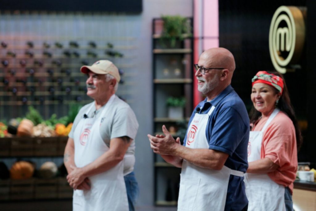 Participantes com avental, diante dos jurados