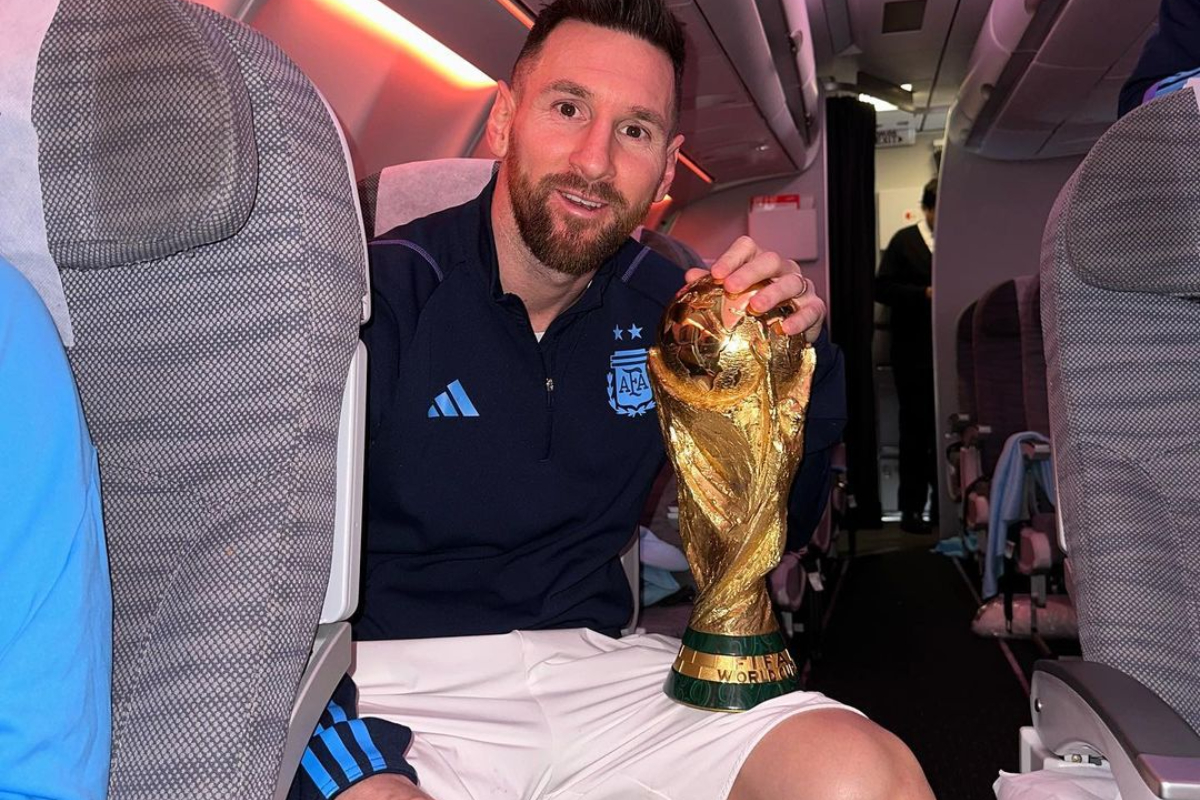 Lionel Messi levanta a taça de campeão do mundo no seu último Mundial
