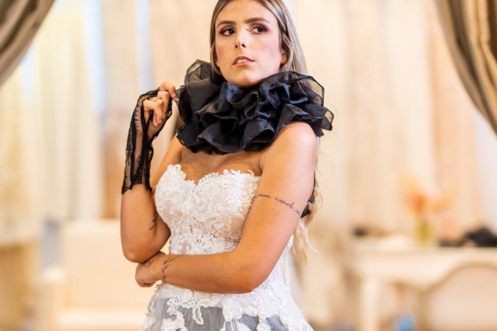 mulher usando vestido de noiva inspirado em Wandinha