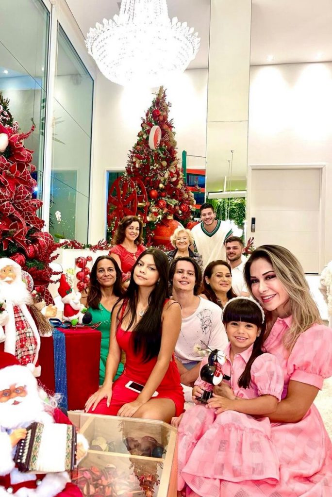 Família de Maira reunida em torno da árvore de Natal