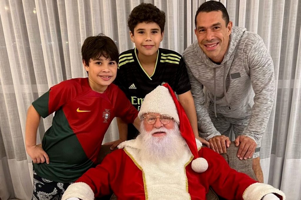 Marcos Buaiz e os filhos com Papai Noel