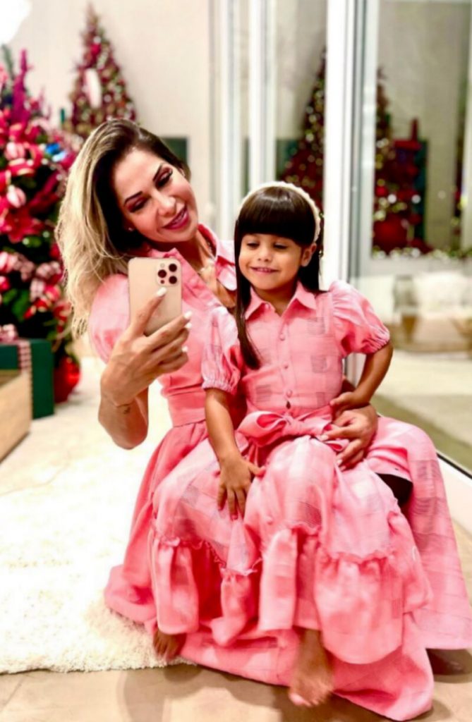 Maira fazendo selfie com Sophia, ambas de vestido cor de rosa 