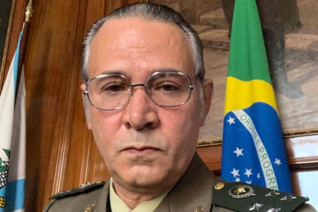 Nelson Freitas interpretando ex-presidente do Brasil
