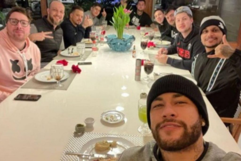Neymar na mesa de refeições com amigos