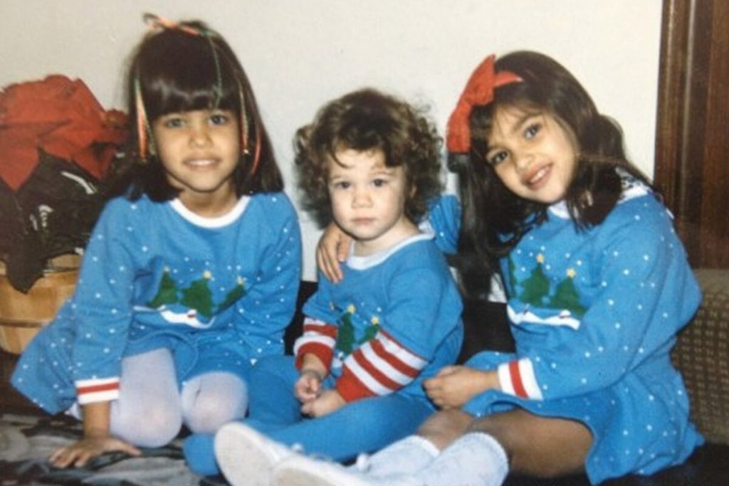 Kim, Kourtney e Khloe Kardashian de pijama azul com estampa de Natal