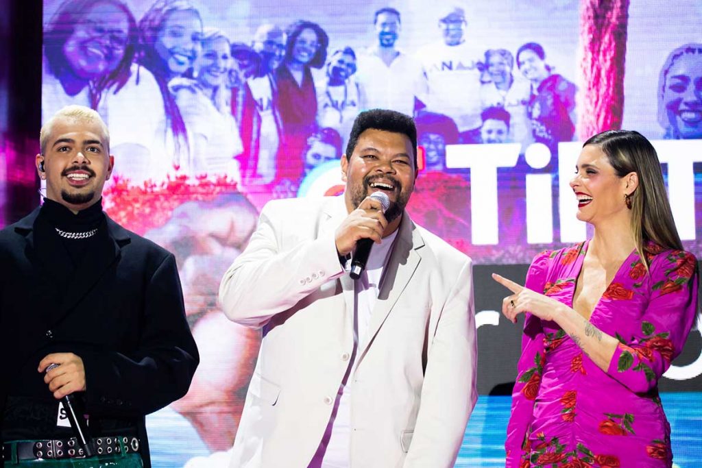 Pedro Sampaio, Babu Santana e Fernanda Lima no palco do TikTok Awards
