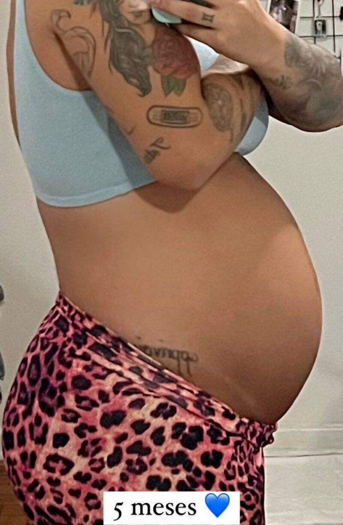 Barriga de Petra Mattar com 5 meses de gravidez 