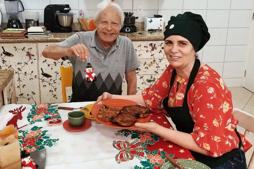 Cid Moreira e a mulher, Fátima, sentados à mesa com rabanadas 