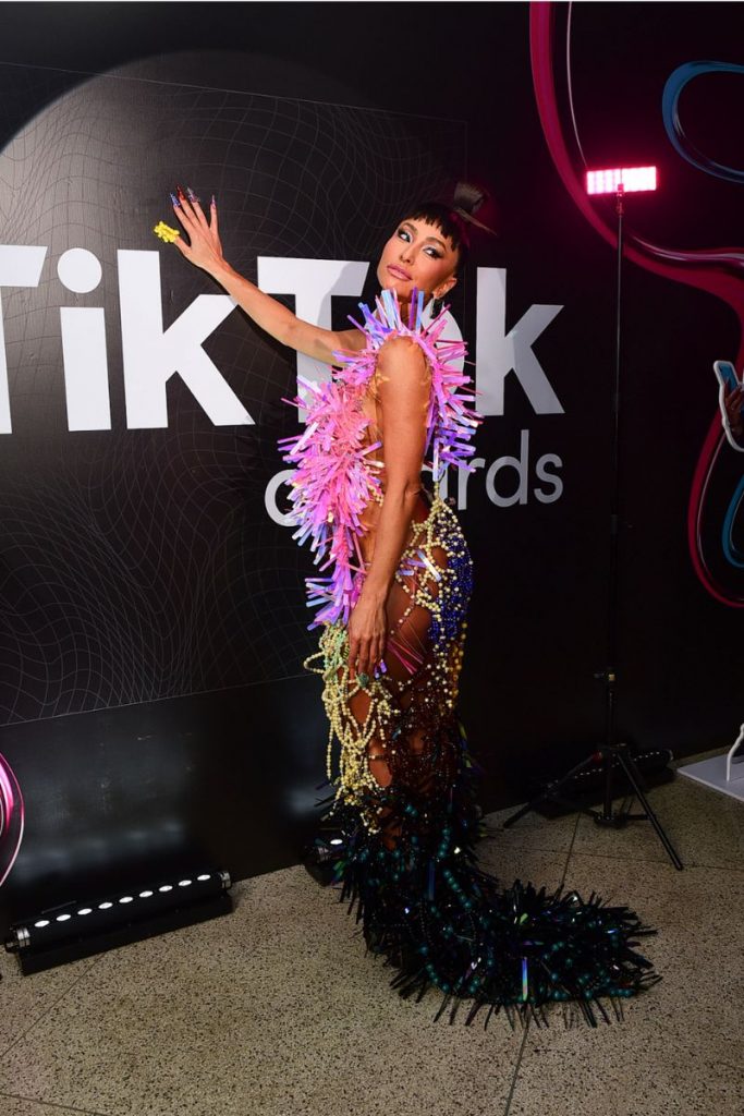 Sabrina Sato com look colorido