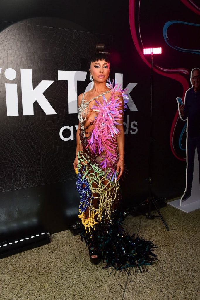 Sabrina Sato com look colorido