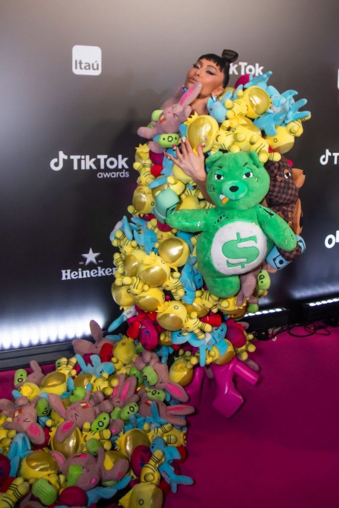 Sabrina Sato com look de bichinhos de pelúcia