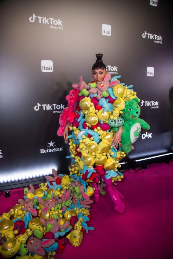 Sabrina Sato com look de bichinhos de pelúcia