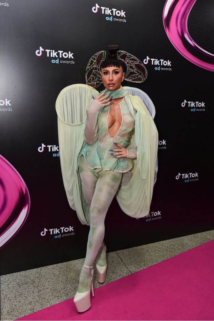 Sabrina Sato com look colorido