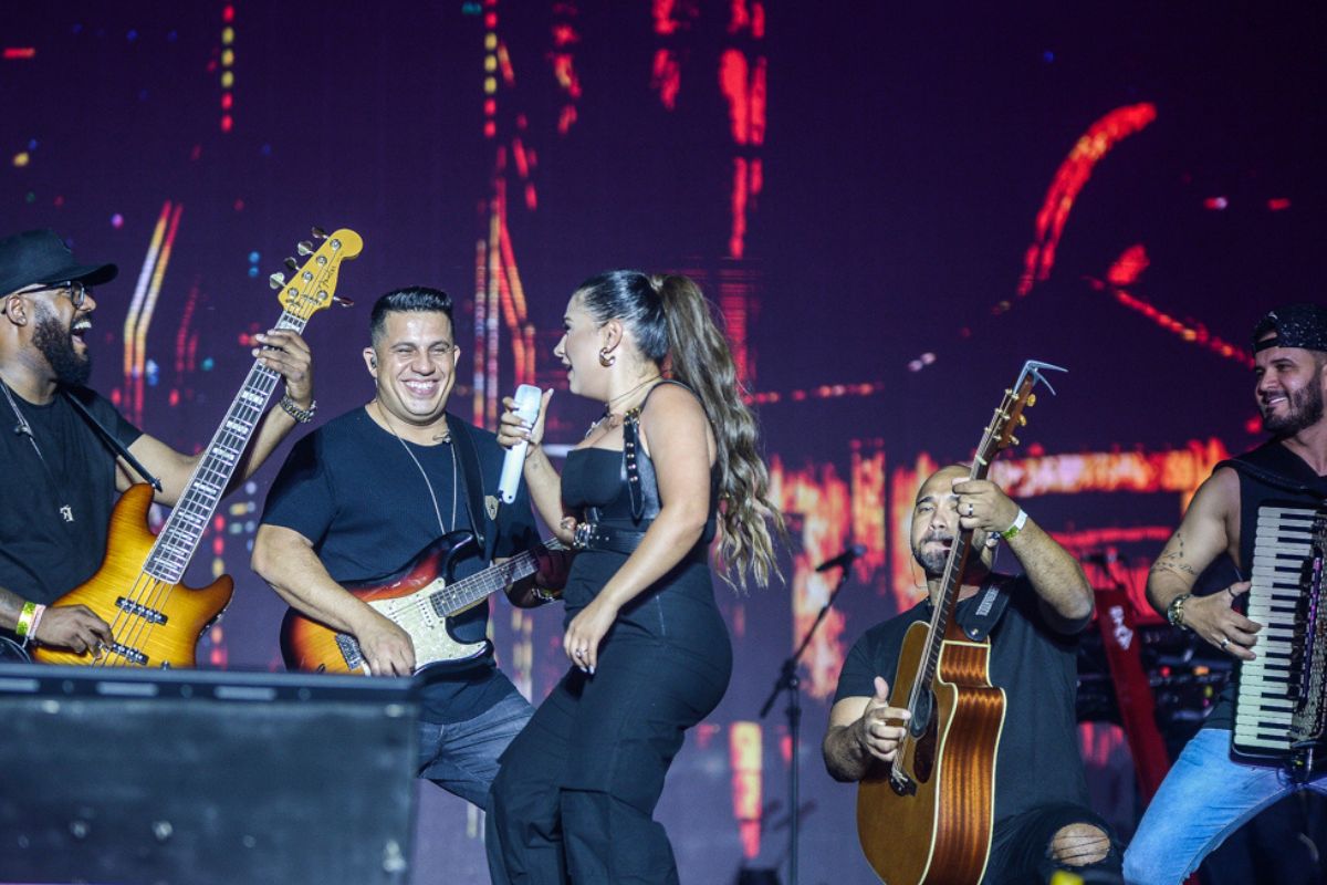 Simone é ovacionada em show solo no Festival Virada Salvador