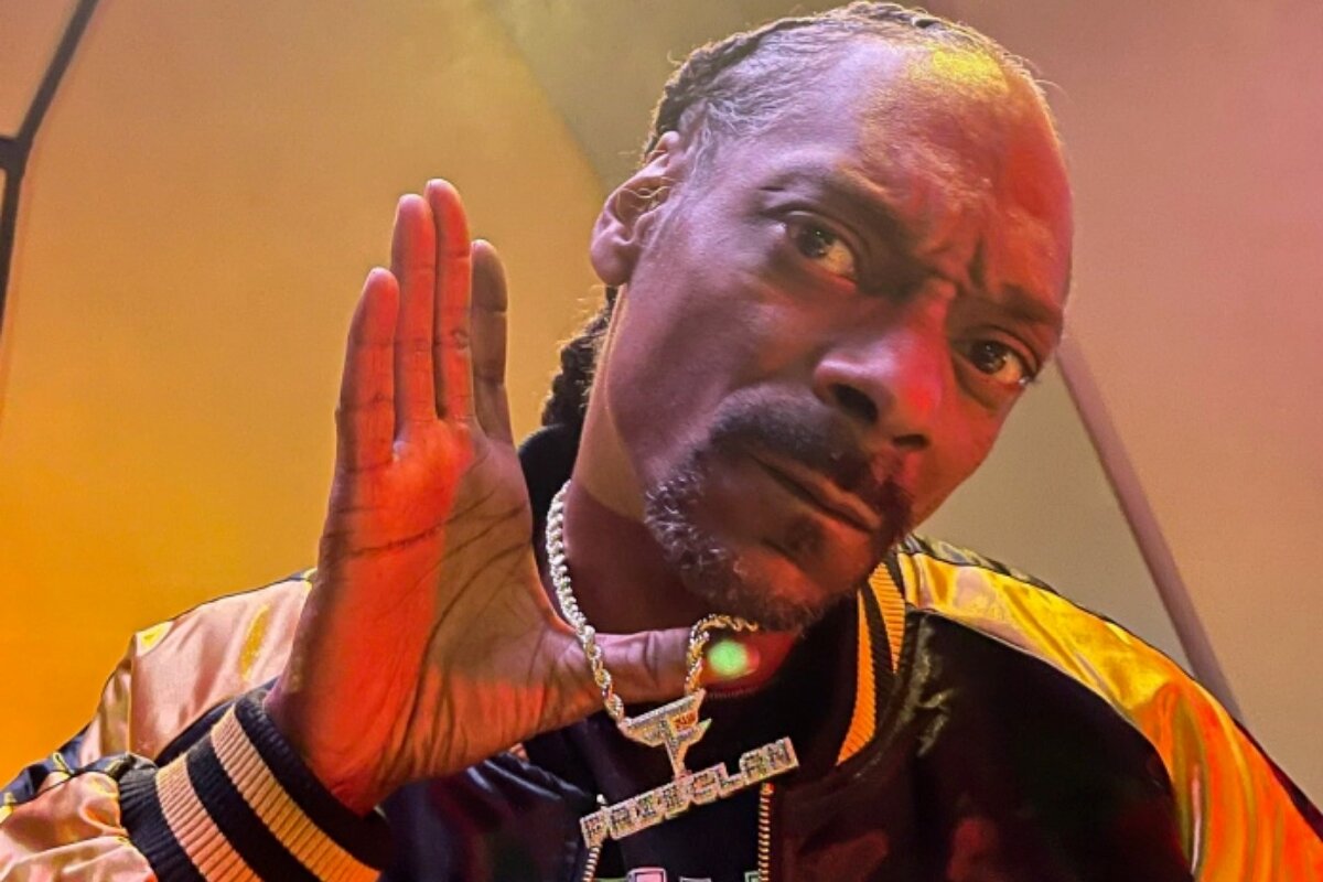 Snoop Dogg segurando o pingente do cordão